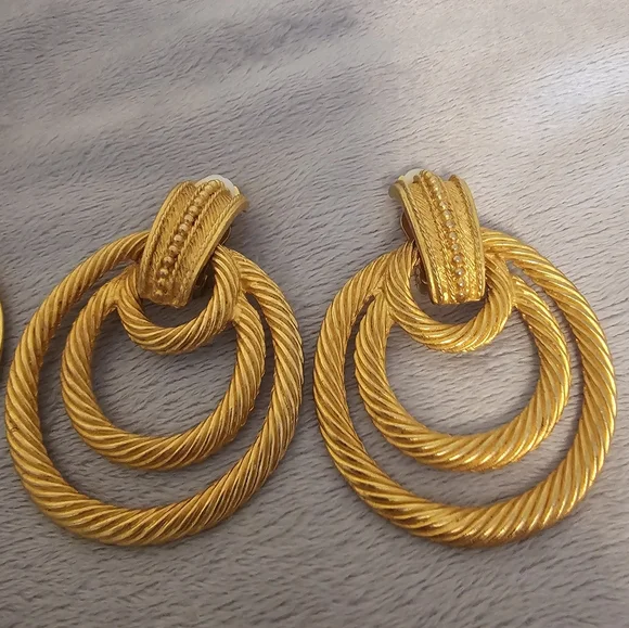 1990's Gold Vintage Clip Earrings - Picture 2 of 3